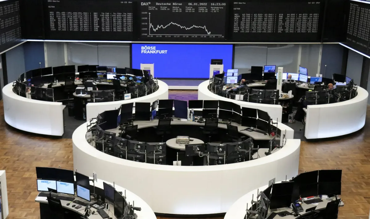 Bolsas da Europa fecham em baixa pressionadas por déficit e petróleo